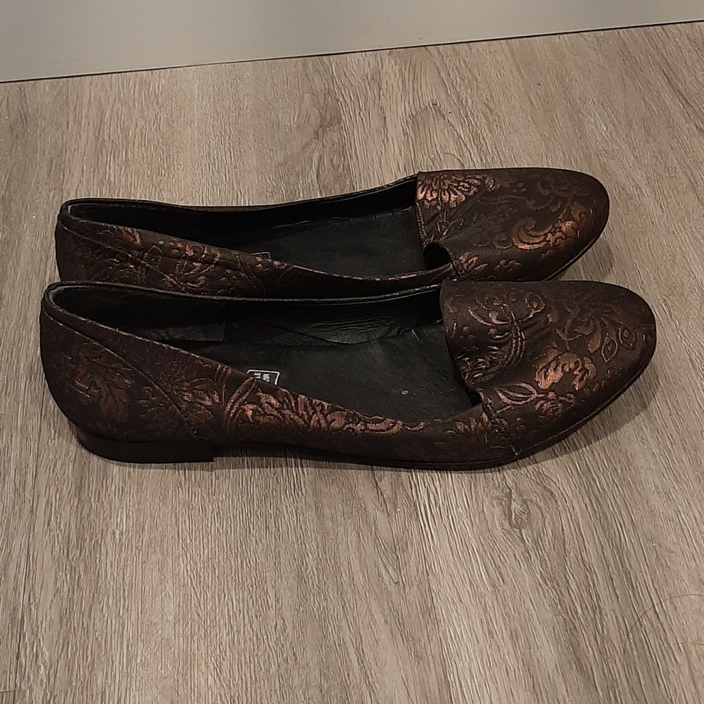 Brand: TextoSize: 6.5Color: black and Brown baroque designsCondition: Used -